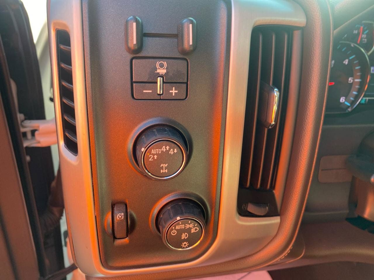 Used 2018 GMC Sierra 1500 SLT AWD/4WD image 16