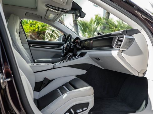 Used 2021 Porsche Panamera image 36