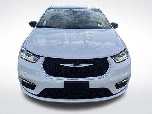 Used 2024 Chrysler Pacifica Touring-L image 12