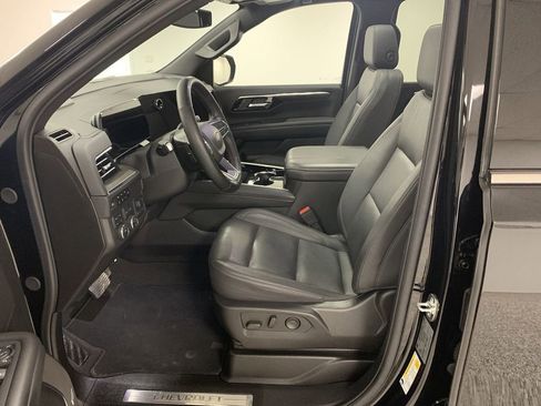 Used 2025 Chevrolet Suburban LT w/ Comfort Package AWD/4WD image 10