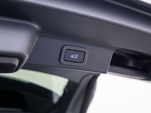 Used 2022 Jaguar F-PACE S image 40