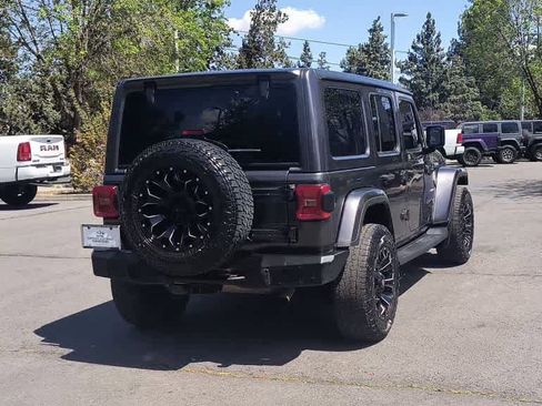 Used 2018 Jeep Wrangler Unlimited Sahara AWD/4WD image 8