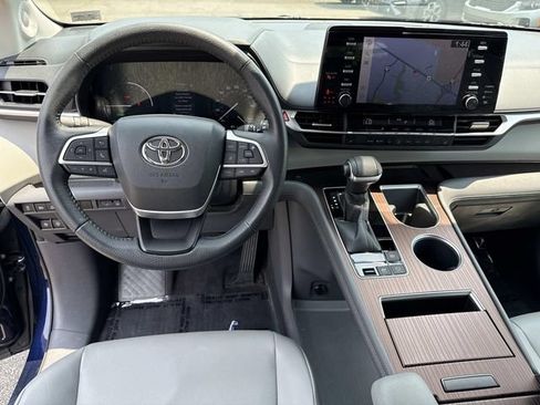 Used 2021 Toyota Sienna XLE w/ XLE Plus Package FWD image 18