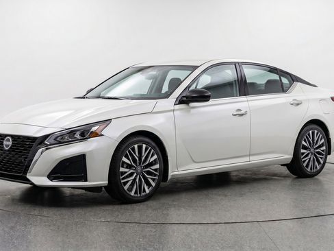 Used 2025 Nissan Altima 2.5 SV FWD image 3
