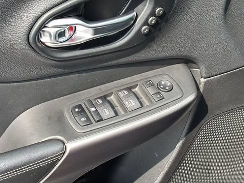 Used 2022 Jeep Cherokee Limited AWD/4WD image 19