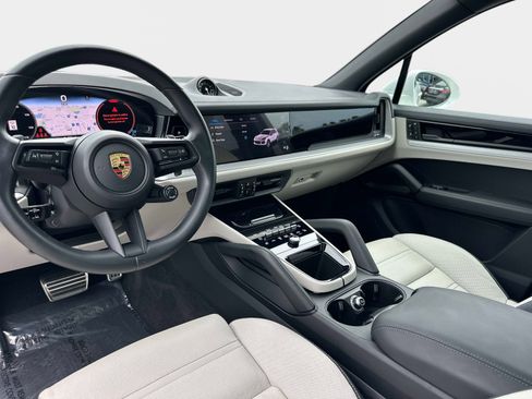 Used 2024 Porsche Cayenne Base image 16
