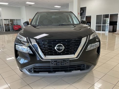 Used 2021 Nissan Rogue SV image 2
