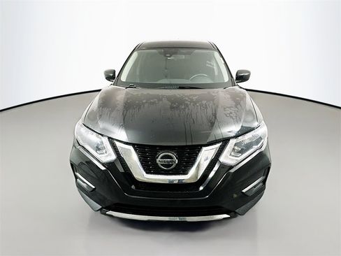 Used 2019 Nissan Rogue S image 2