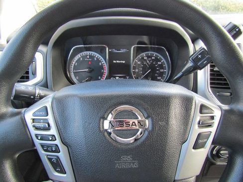 Used 2017 Nissan Titan SV image 11