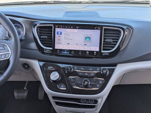 Used 2023 Chrysler Pacifica Touring-L image 16