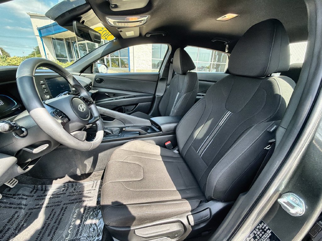 Used 2025 Hyundai Elantra Sport FWD image 13