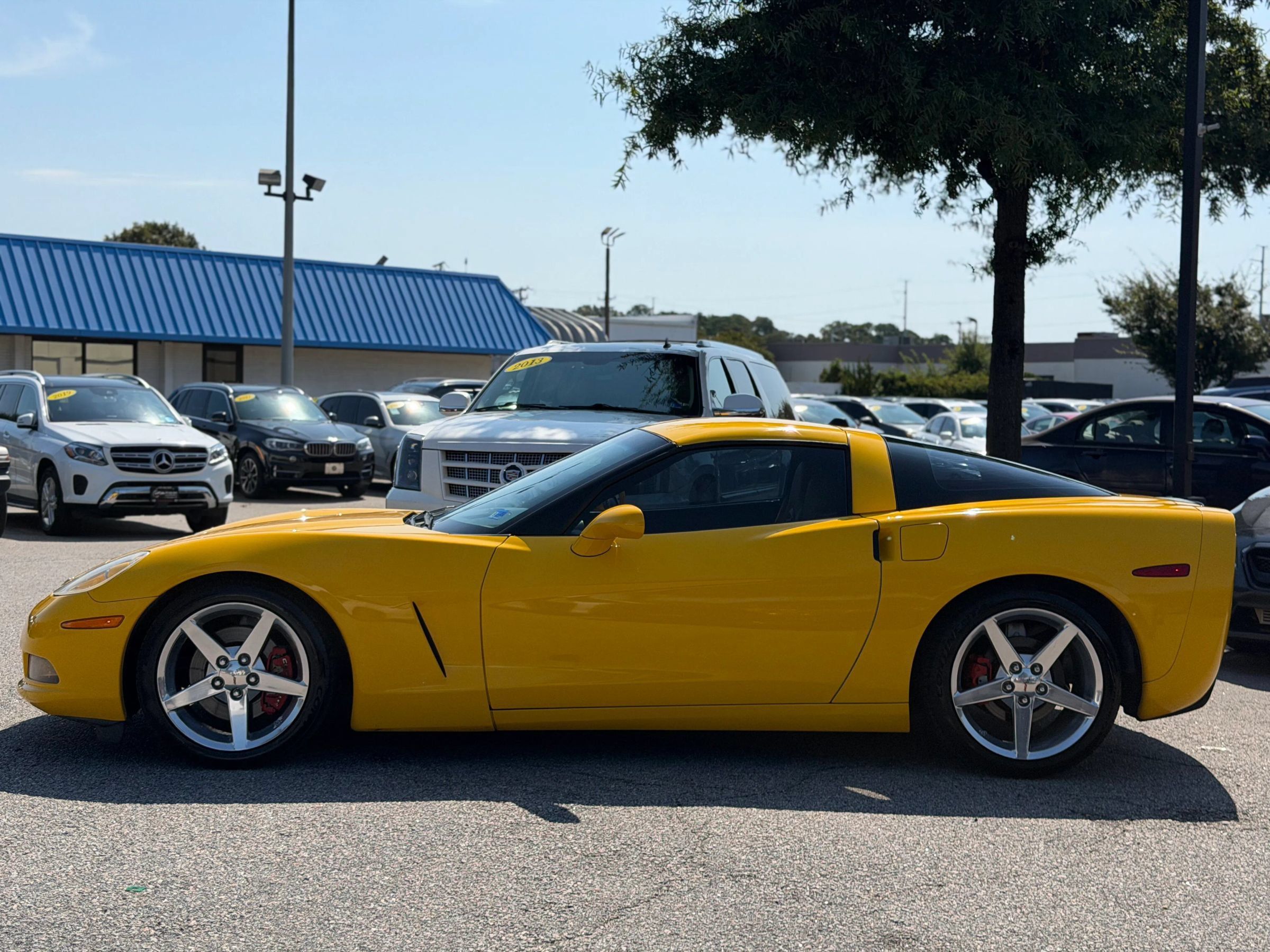 Used 2005 Chevrolet Corvette Coupe w/ Preferred Equipment Group RWD image 2