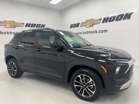 Used 2025 Chevrolet TrailBlazer LT AWD/4WD image 3