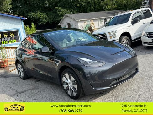 Used 2024 Tesla Model Y Long Range RWD image 3