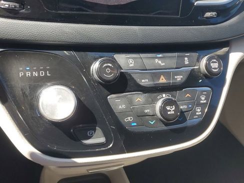 Used 2019 Chrysler Pacifica Touring-L Plus image 27