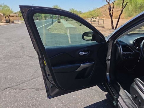 Used 2019 Jeep Cherokee Latitude Plus w/ Comfort/Convenience Group FWD image 17