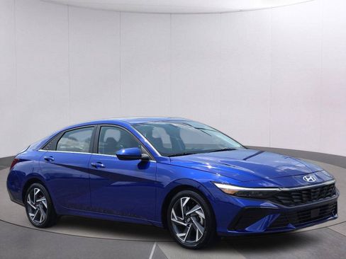 Used 2025 Hyundai Elantra SEL FWD image 3