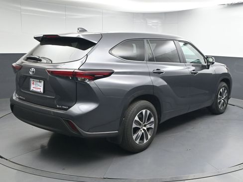 Certified 2024 Toyota Highlander XLE image 8