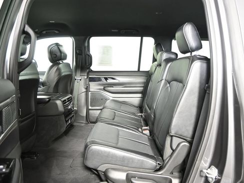 Used 2024 Jeep Wagoneer Series II w/ Flexible Seating Group AWD/4WD image 18
