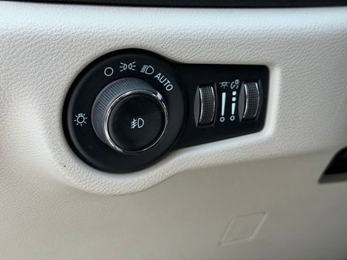 Used 2023 Chrysler Pacifica Touring-L image 9