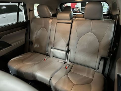 Used 2023 Toyota Highlander Limited image 29