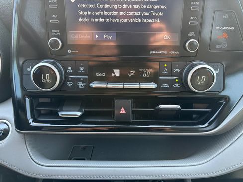 Used 2020 Toyota Highlander XLE FWD image 13