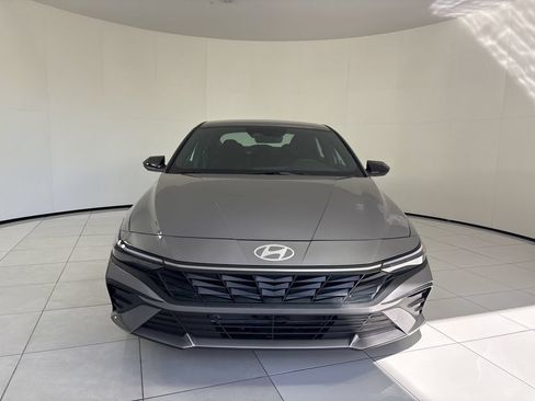 Used 2025 Hyundai Elantra SEL FWD image 8