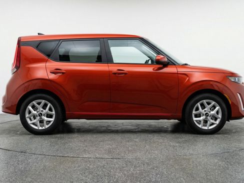 Used 2025 Kia Soul LX w/ LX Technology Package FWD image 11