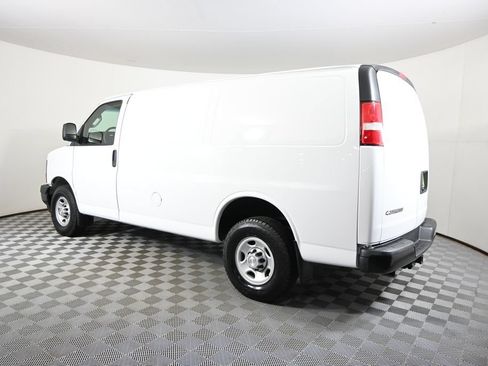Used 2017 Chevrolet Express 3500 RWD image 4