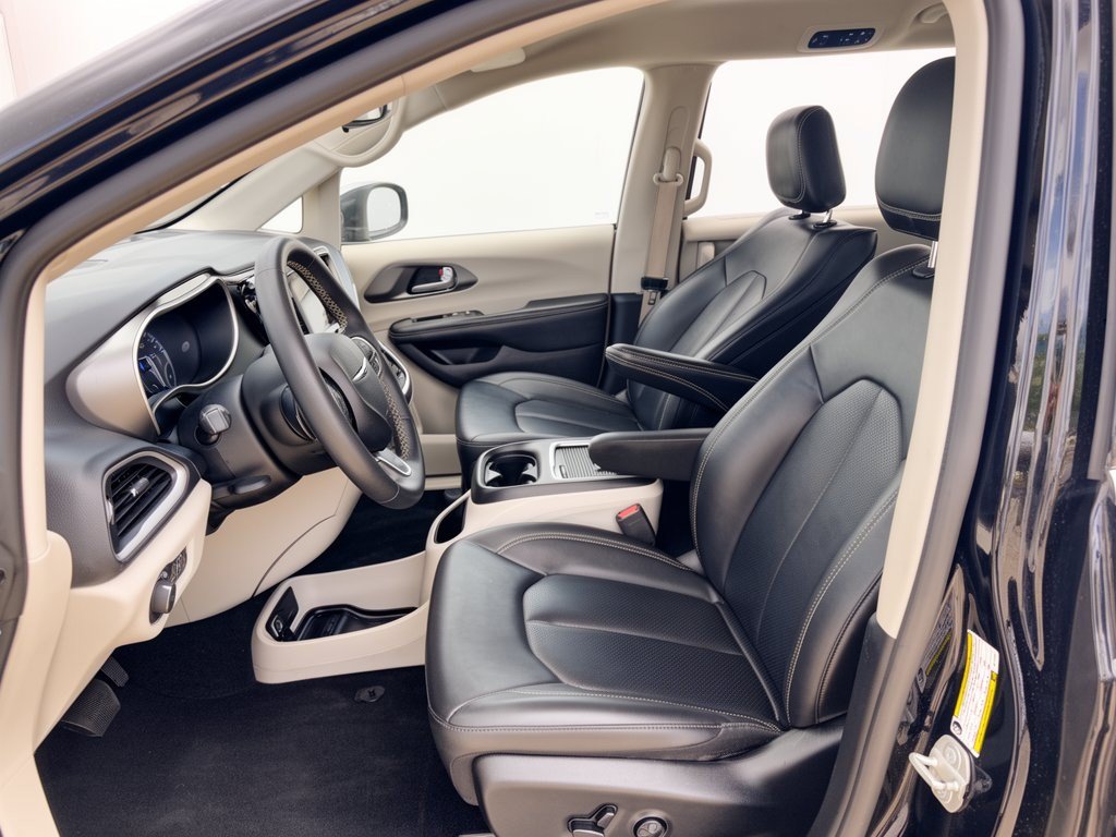 Used 2024 Chrysler Pacifica Touring-L FWD image 5