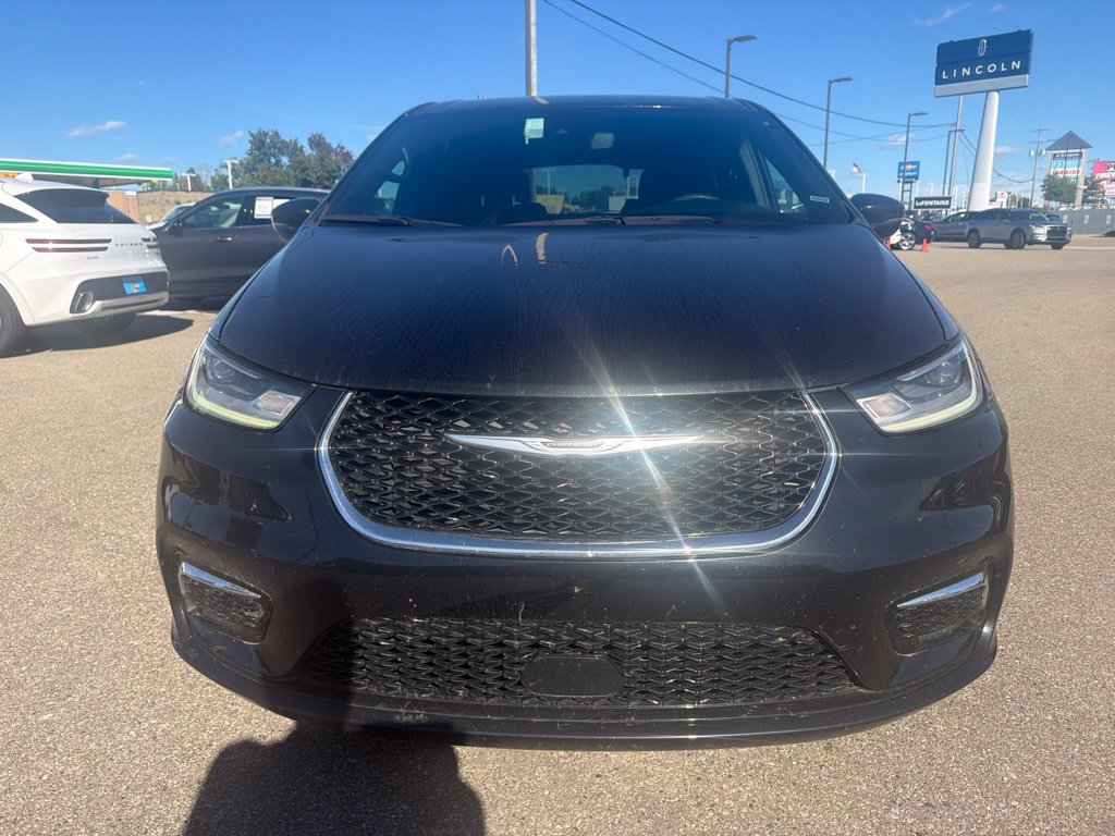 Used 2025 Chrysler Pacifica Select FWD image 3