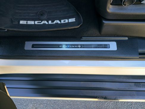 Used 2018 Cadillac Escalade ESV Platinum image 14