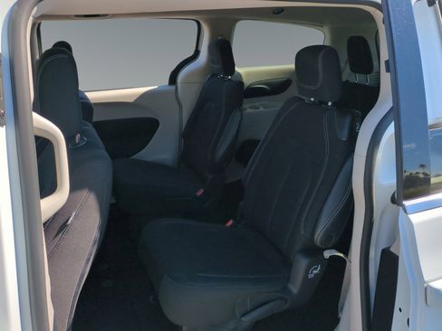 Used 2023 Chrysler Voyager LX image 13