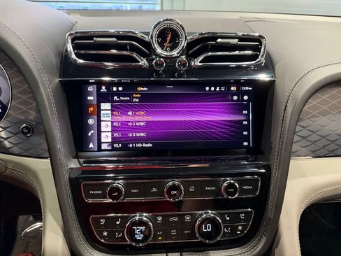 Used 2022 Bentley Bentayga AWD/4WD image 19
