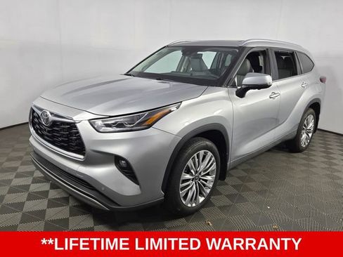 Used 2024 Toyota Highlander Platinum image 3
