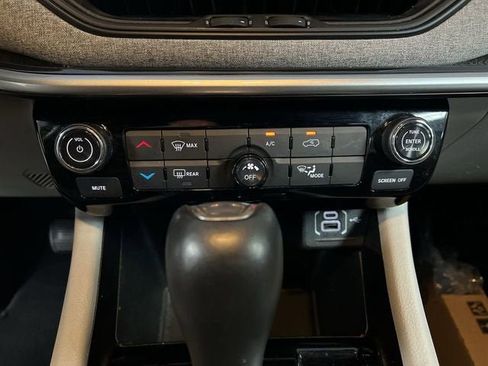 Used 2024 Jeep Compass Latitude AWD/4WD image 17