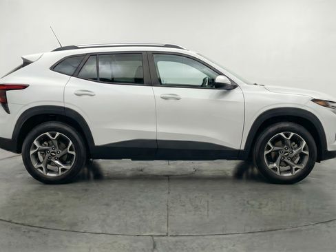 Used 2025 Chevrolet Trax LT w/ LT Convenience Package FWD image 11