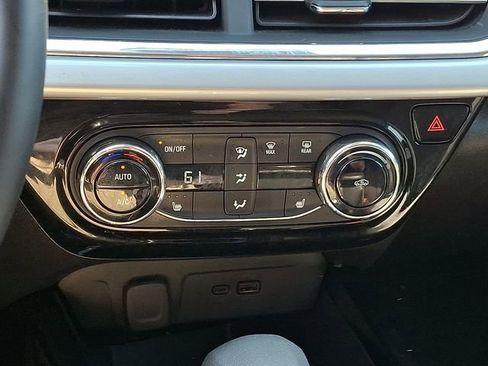 Used 2025 Chevrolet Trax LT w/ LT Convenience Package FWD image 18