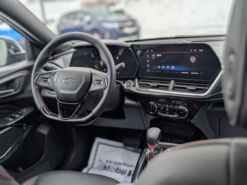 Used 2025 Chevrolet Trax RS w/ Sunroof Package image 16