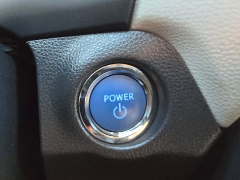 Used 2022 Toyota RAV4 XLE image 25