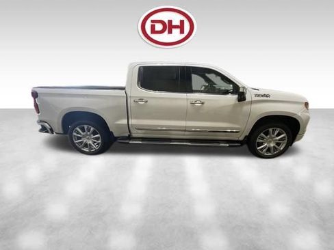 Used 2022 Chevrolet Silverado 1500 High Country w/ High Country Premium Package AWD/4WD image 2