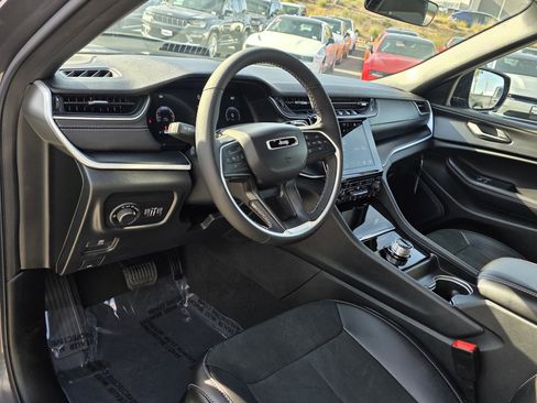 New 2025 Jeep Grand Cherokee Altitude image 10