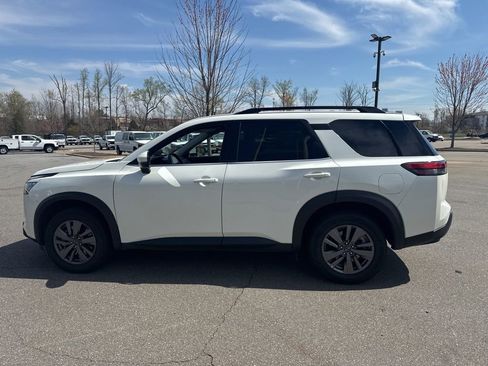 Used 2024 Nissan Pathfinder SV image 23