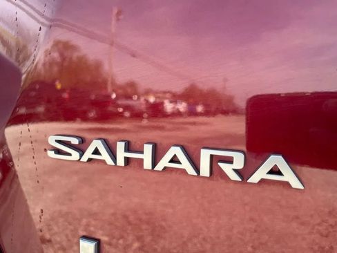 Used 2021 Jeep Wrangler Unlimited Sahara w/ LED Lighting Group AWD/4WD image 12