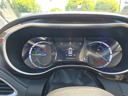 Used 2023 Chrysler Pacifica Limited FWD image 69