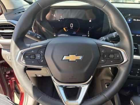 Used 2025 Chevrolet TrailBlazer LT w/ LT Cold Weather Package FWD image 16