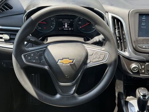 Used 2018 Chevrolet Equinox LT FWD image 11
