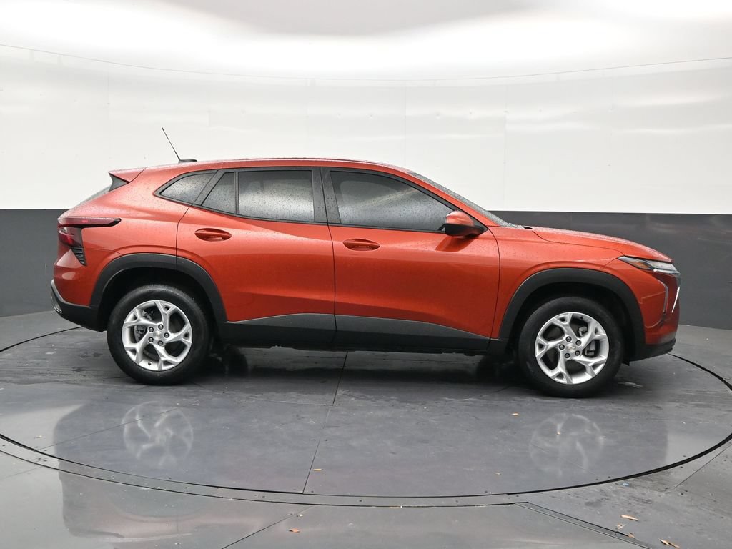 Used 2024 Chevrolet Trax LS w/ LS Convenience Package FWD image 6