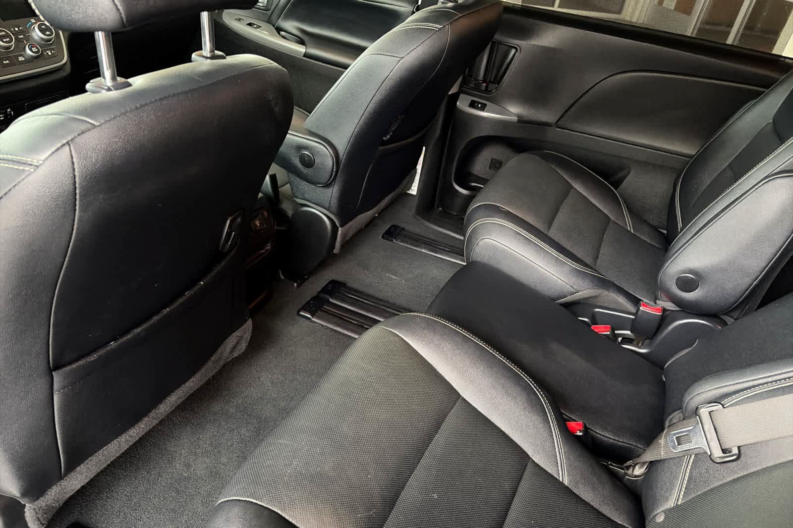 Used 2020 Toyota Sienna SE w/ Preferred Accessory Package FWD image 4