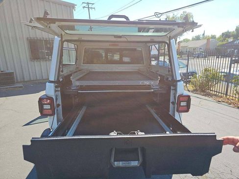 Used 2024 Jeep Gladiator Mojave AWD/4WD image 9